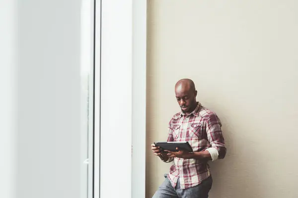 Joven Hombre Negocios Negro Posando Interiores Usando Tableta — Foto de Stock