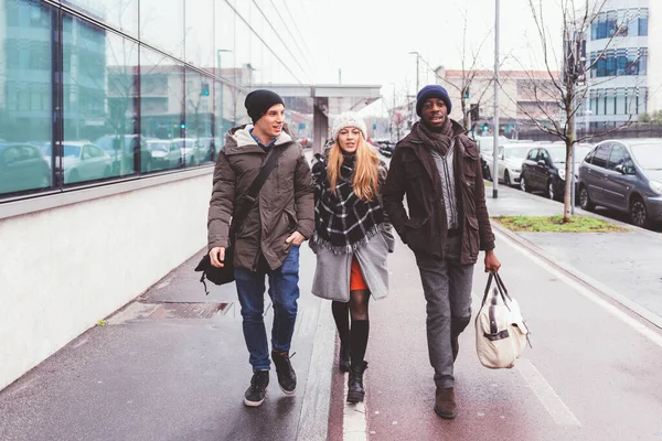 Tre Giovani Amici Che Camminano Insieme Strada Amicizia Giorno Libero — Foto Stock