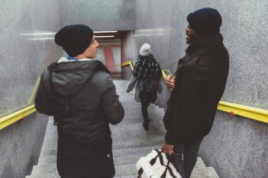 Üç genç yetişkin arkadaş, çok ırklı yürüyen tüp - gezgin, gidip gelen konsept