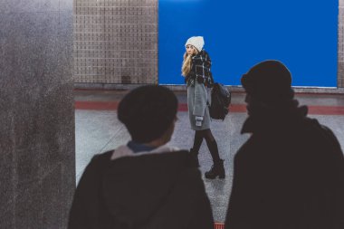 Üç genç yetişkin arkadaş, çok ırklı yürüyen tüp - gezgin, gidip gelen konsept