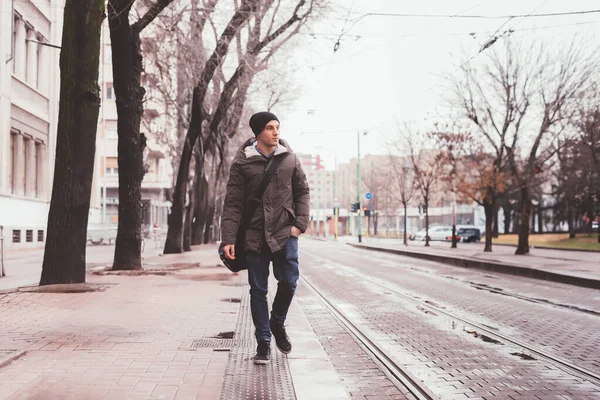 Giovane Uomo Adulto Che Cammina Strada Guardando Oltre — Foto Stock