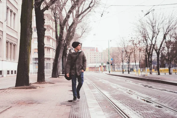 Hombre Adulto Joven Caminando Calle Mirando Más Lejos —  Fotos de Stock