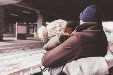 Tren istasyonunda dikilen ve kucaklaşan bir grup çok ırklı arkadaş