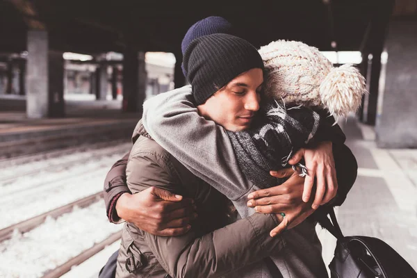 站在火车站拥抱的夫妻 — 图库照片