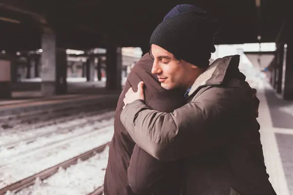 Amigos Masculinos Multiétnicos Pie Estación Tren Abrazando —  Fotos de Stock