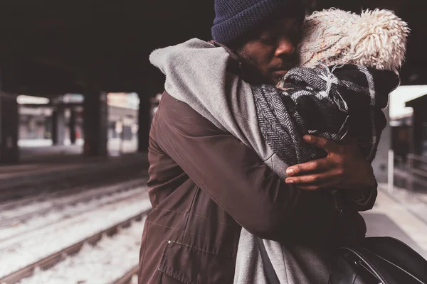 站在火车站拥抱的多种族夫妇 — 图库照片