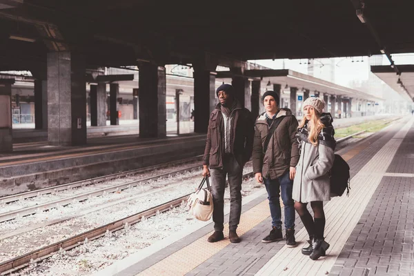 Çok Irklı Arkadaş Dışarıda Tren Istasyonunda Bekliyor Gezgin Gidip Geliyor — Stok fotoğraf