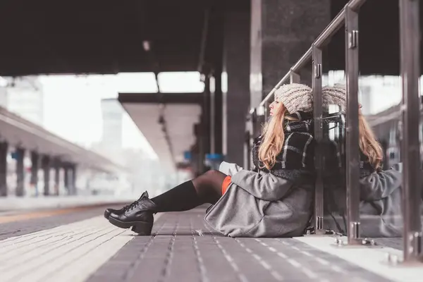 Young Adult Woman Sitting Floor Waiting Train Station — Stock Photo, Image