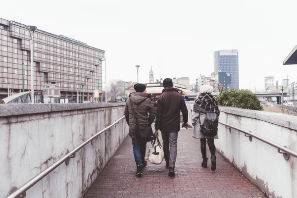 Sokakta Birlikte Yürüyen Genç Arkadaşın Arka Görüntüsü — Stok fotoğraf