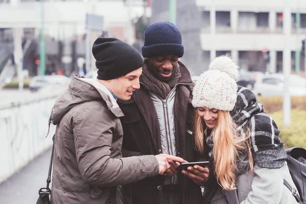Tres Jóvenes Amigos Juntos Ciudad Moderna Busca Teléfonos Inteligentes — Foto de Stock