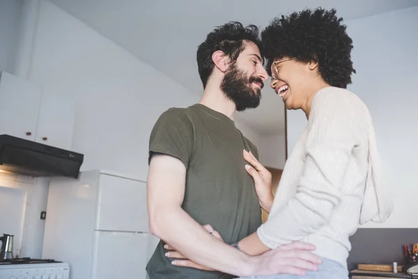 Junges Multiethnisches Paar Umarmt Lächelnd Drinnen — Stockfoto