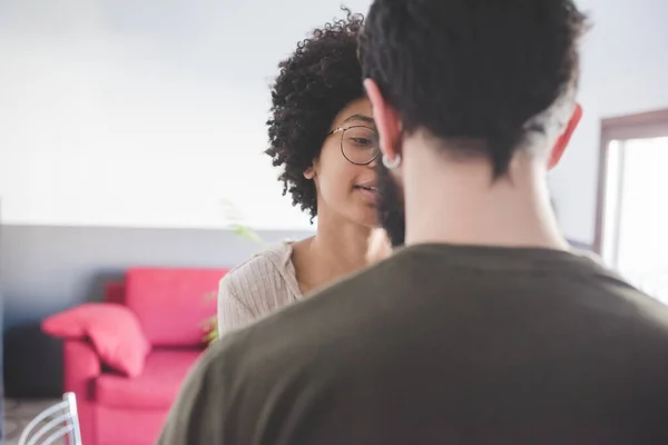 Pasangan Muda Multietnis Mengobrol Dalam Ruangan — Stok Foto