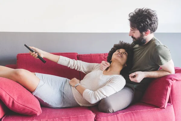 Pasangan Muda Multietnis Yang Memeluk Sofa — Stok Foto