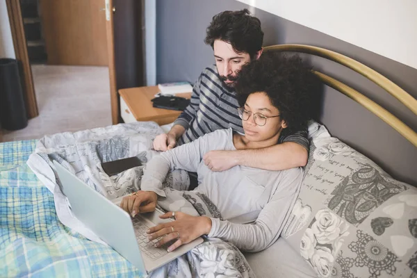 Pasangan Muda Multietnis Tidur Menggunakan — Stok Foto