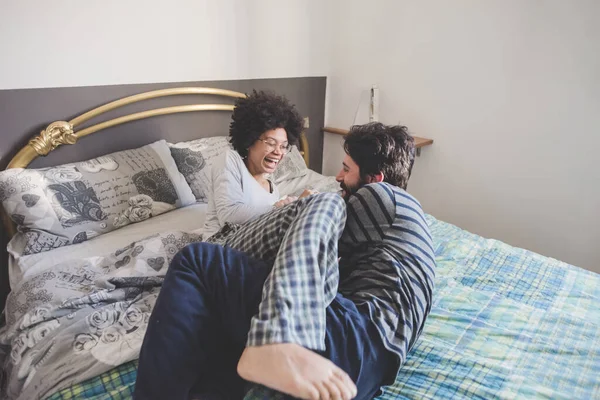 Genç Etnik Çeşitlilikte Çift Yatak Odasında Kucaklaşıyor — Stok fotoğraf