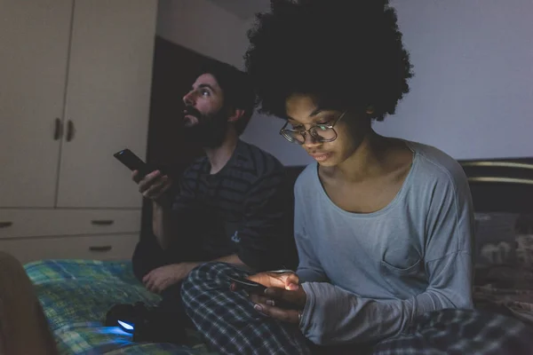Pasangan Muda Multietnis Tidur Menggunakan Smartphone — Stok Foto