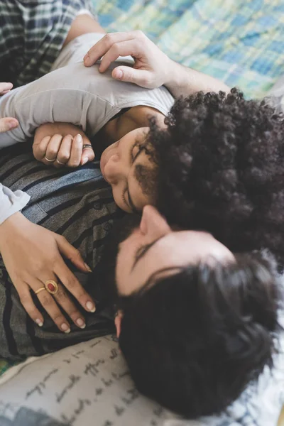Pasangan Muda Multietnis Yang Memeluk Kamar Tidur — Stok Foto