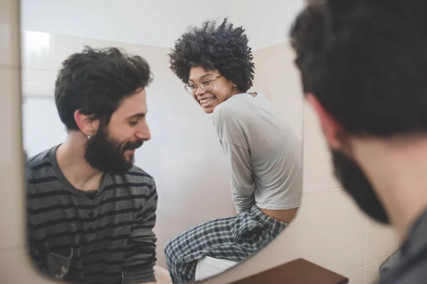 Pasangan Muda Multietnis Bersenang Senang Dalam Ruangan — Stok Foto
