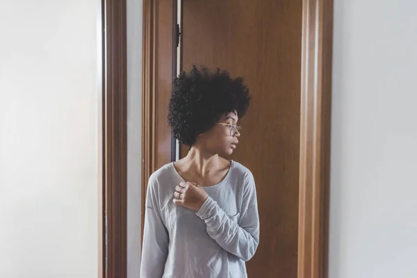 Muda Ras Campuran Wanita Dalam Ruangan Menghadap — Stok Foto