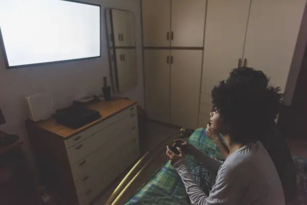 Unga Multietniskt Par Sovrum Spelar Videospel — Stockfoto