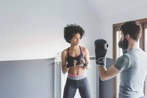Muda Multietnis Wanita Rumah Pelatihan Dengan Pelatih Melakukan Latihan Boxe — Stok Foto