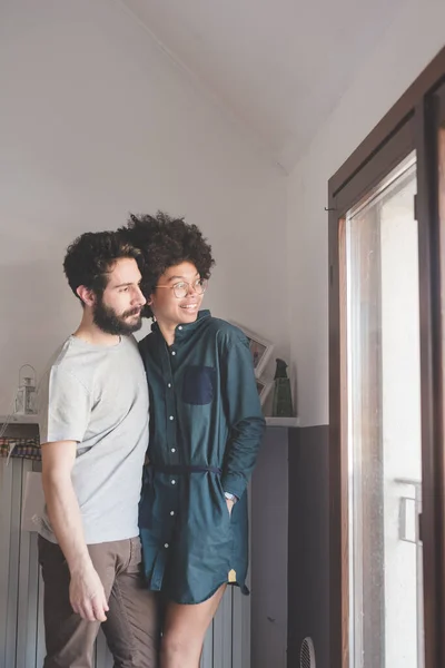 Junges Multiethnisches Paar Drinnen Schaut Gelassen Weg — Stockfoto