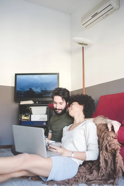 Pasangan Muda Multietnis Dalam Ruangan Menggunakan Komputer — Stok Foto