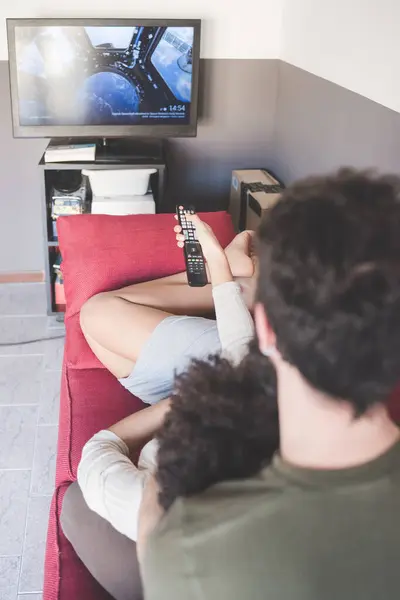 Pasangan Muda Multietnis Menonton Televisi — Stok Foto