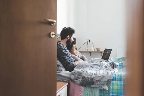 Pasangan Muda Multietnis Dalam Ruangan Menggunakan Kamar Tidur Komputer — Stok Foto