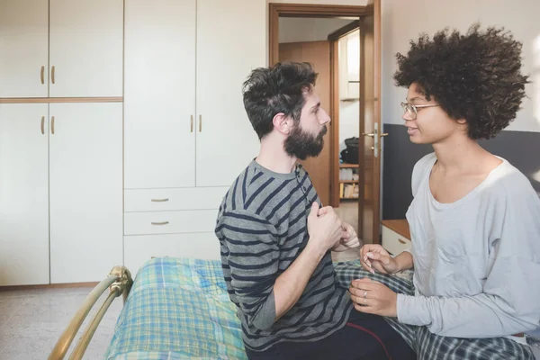 Kamar Tidur Pasangan Multietnis Muda — Stok Foto