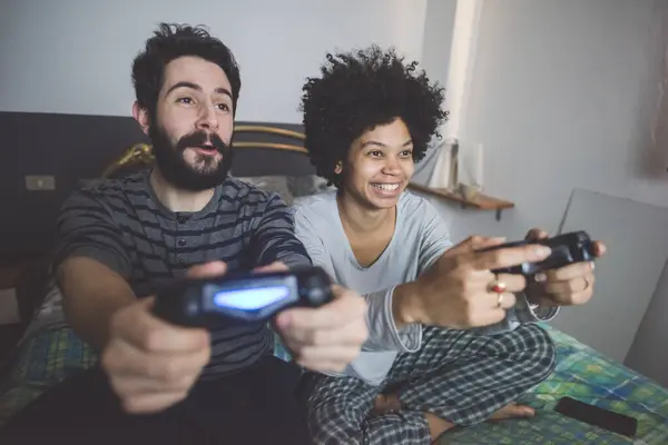 Pasangan Muda Multietnis Dalam Ruangan Bermain Video Game — Stok Foto