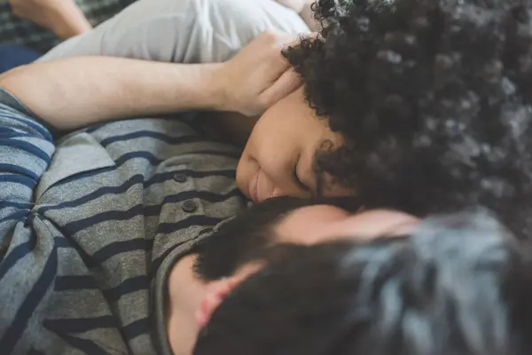 Pasangan Muda Multietnis Dalam Ruangan Memeluk Kamar Tidur — Stok Foto