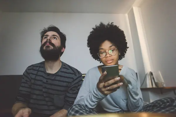 Pasangan Muda Multietnis Dalam Ruangan Mengabaikan — Stok Foto