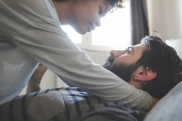 Pasangan Muda Multietnis Dalam Ruangan Memeluk Kamar Tidur — Stok Foto