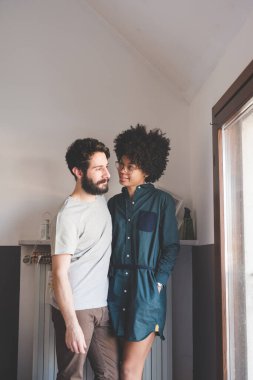 İçerde gülümseyen çok ırklı bir çift. 