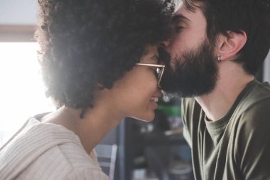 İçerde gülümseyen çok ırklı bir çift. 