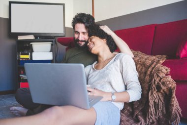 Bilgisayar koltuğu kullanan çok ırklı bir çift.