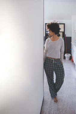 Genç, melez bir kadın. 