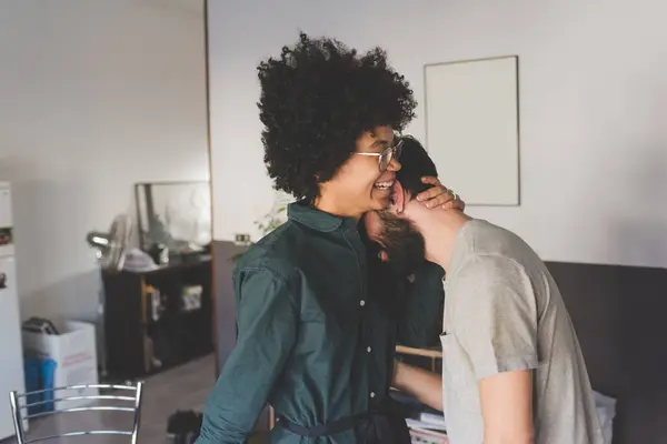 Pasangan Muda Multietnis Yang Saling Berpelukan Tersenyum Dalam Ruangan — Stok Foto