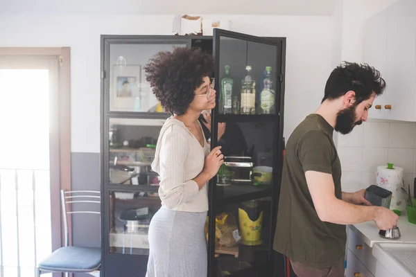 Pasangan Muda Multietnis Memasak Bersama Dalam Ruangan Rumah — Stok Foto