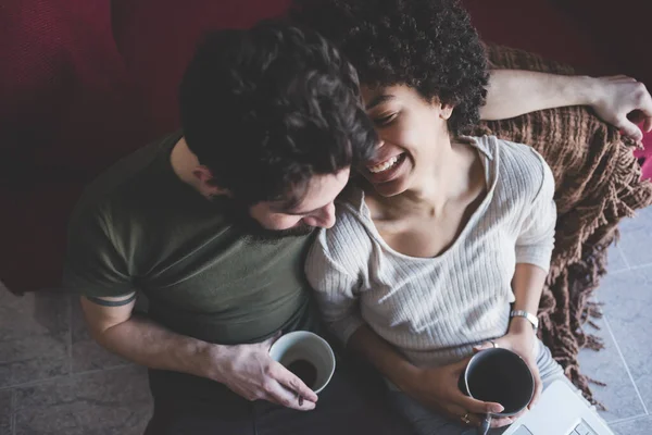 Pasangan Muda Multietnis Menggunakan Kopi — Stok Foto