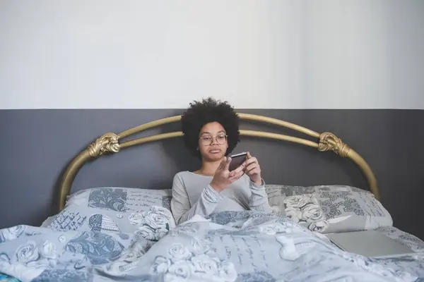 Wanita Multietnis Menggunakan Smartphone Berbaring Tempat Tidur Setelah Bangun — Stok Foto