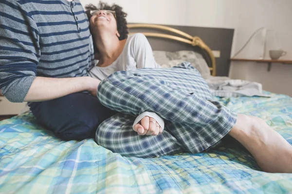 Junges Multiethnisches Paar Umarmt Schlafzimmer — Stockfoto