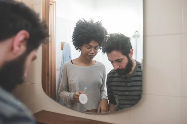Pasangan Muda Multietnis Dalam Ruangan Kamar Mandi Menggosok Gigi — Stok Foto