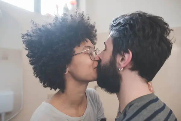 Pasangan Muda Multietnis Berciuman Dalam Ruangan Rumah — Stok Foto
