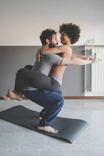 Pasangan Muda Multietnis Pelatihan Dalam Ruangan Rumah — Stok Foto