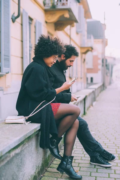 Pasangan Multietnis Muda Berpelukan Menggunakan Smartphone Toghether Outdoor Malam Hari — Stok Foto