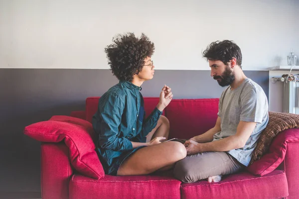 Pasangan Muda Multietnis Dalam Ruangan Duduk Sofa Berdebat Dan Berdiskusi — Stok Foto