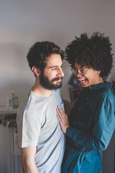 Pasangan Muda Multietnis Saling Berpelukan Tersenyum Bersama Rumah — Stok Foto