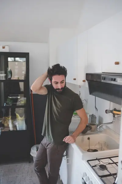 Junger Bärtiger Mann Posiert Der Küche Und Wartet Auf Kaffee — Stockfoto